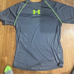 Men’s Gray/Neon Green Under Armour Run Short Sleeve in Medium